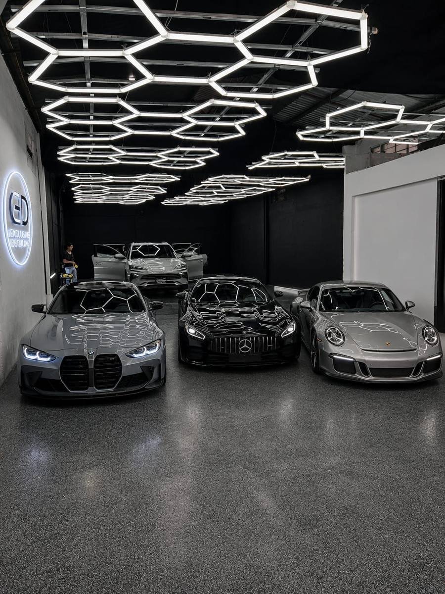Vehículos de clientes en la cabina de Exclusive Detailing